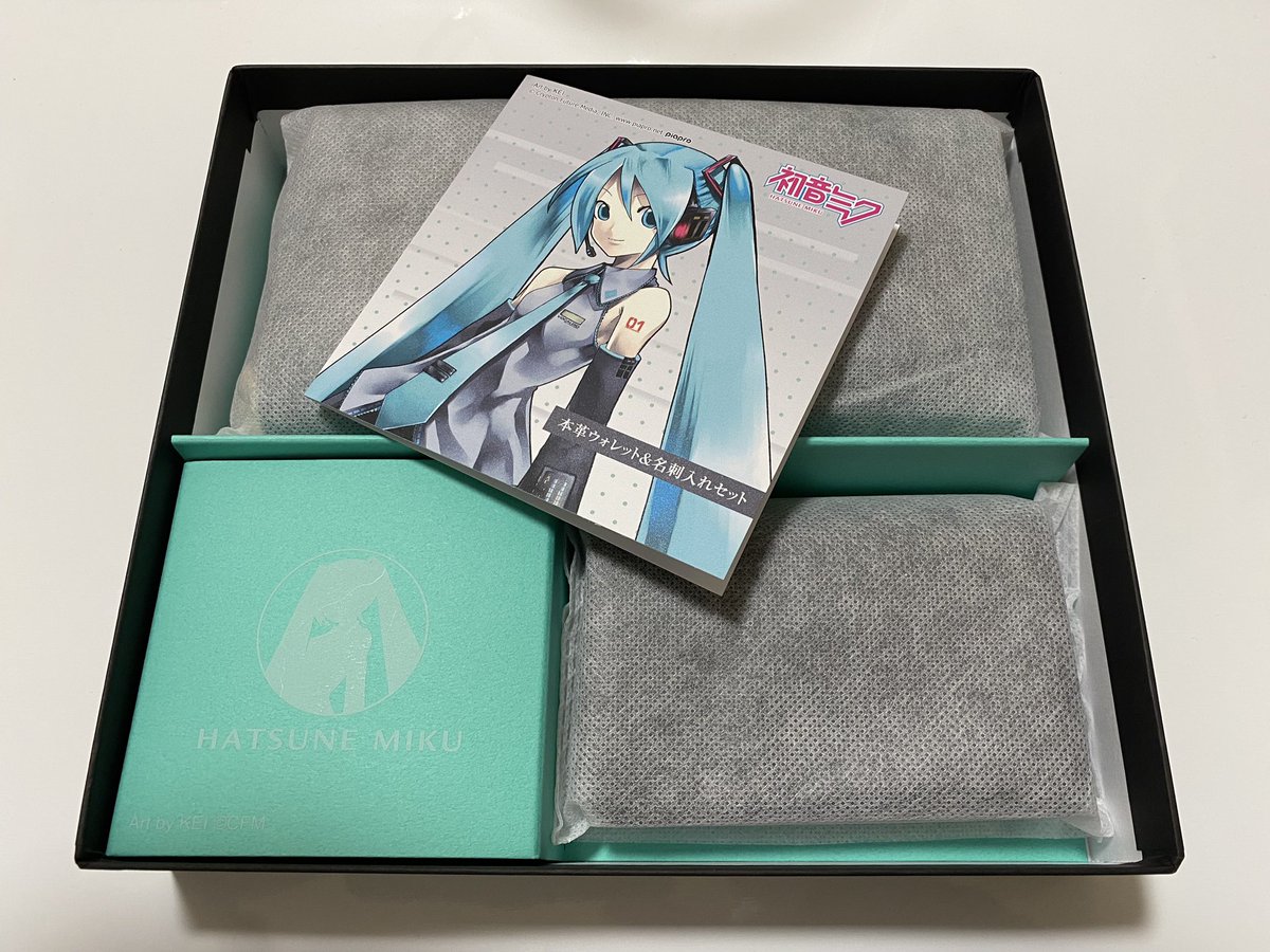 46usagi_R's tweet photo. 就業1年記念品の撮影終わりました！
 #初音ミク https://t.co/zyfo5OesNO