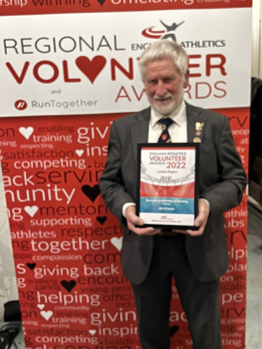 susank2's tweet photo. @LondonMarathon And something that has not changed - Bill O'Connor of @RunQueensPark one of the #EverPresents and all time good guy @EnglandAthletic #volunteers https://t.co/200ki3SY26