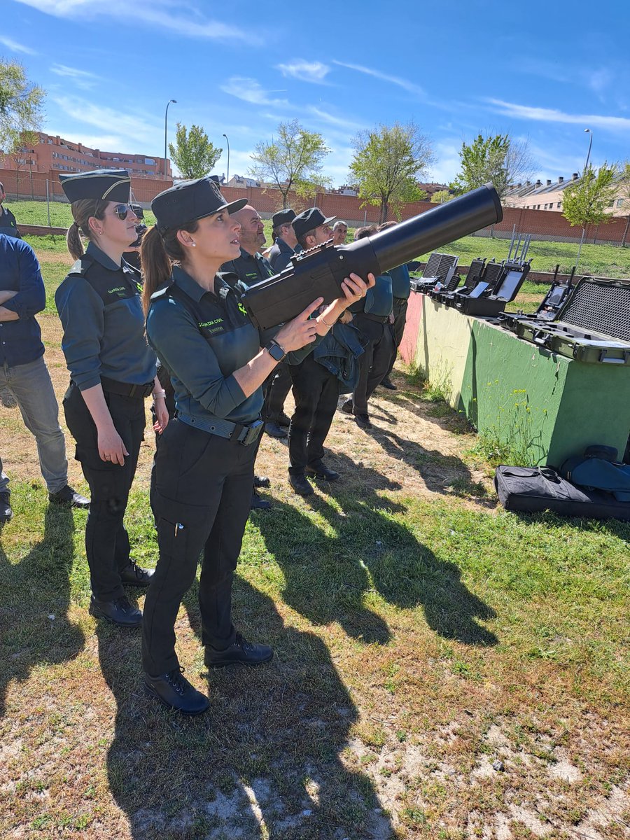 guardiacivil's tweet photo. Los equipos #Pegaso continúan formándose en sistemas contra drones, en el marco de unas jornadas de actualización técnico-práctica
Estos equipos sitúan a la @GuardiaCivil como un referente a nivel internacional en policía especializada de control y vigilancia de vuelos de #drones https://t.co/PYclG3qPWf