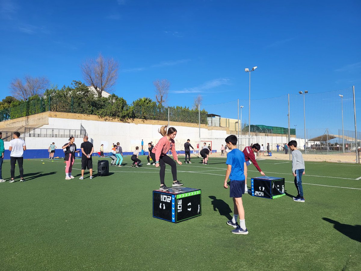 🔵El IES Profesor Juan Bautista ha realizado una jornada deportiva en las instalaciones deportivas del Huerto Queri. <a href="/GabiSantosBoni/">Gabi Santos</a> ha valorado muy positivamente la apuesta hecha por el profesorado y que profundiza en la rica variedad deportiva que existe en El Viso del Alcor.