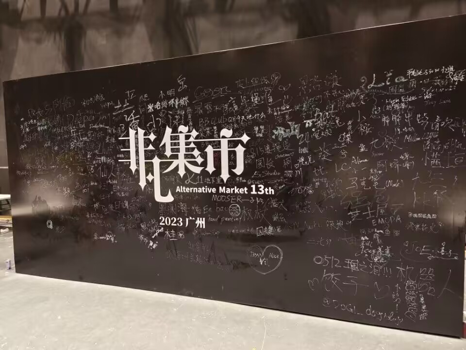 突然想起在非凡的事。
前台有个活动，拍照集十个赞送一个钥匙扣。
有个小姐姐一个人来的，跟我说“没有十个朋友怎么办？我只有五个赞”。我一看一个小时五个赞，我说啊辛苦你了，然后给了她一个钥匙扣。
还有个小姐姐来问，我说发朋友圈集赞，她说“算了算了这个发朋友圈太社死”然后拉着朋友走开了。