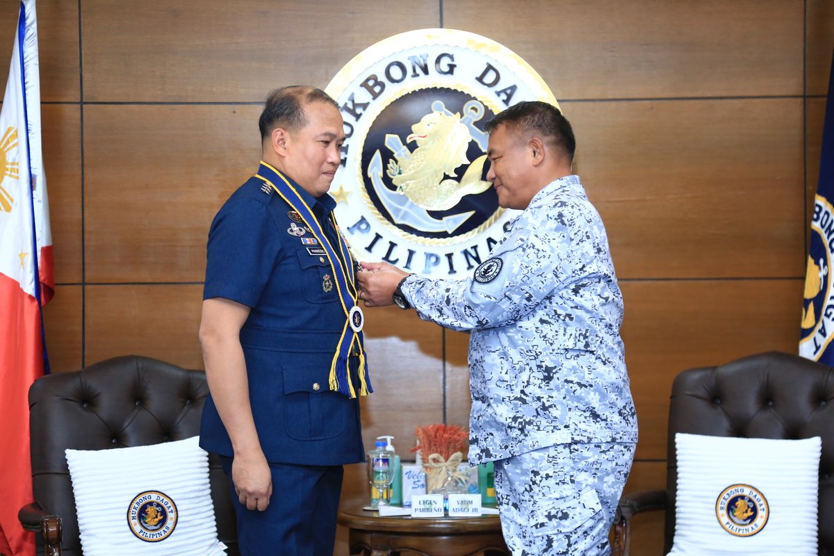 PhilAirForce's tweet photo. FIRST OFFICIAL VISIT OF THE CG, PAF TO THE PHILIPPINE NAVY
READ MORE
https://t.co/sYNdJSAJg3
#AcceleratewithExcellence
#GuardiansofourPreciousSkies
#PAFyoucanTrust
#AFPyoucanTrust
#courtesycall
#PHNavy https://t.co/6NHyy4hqUx