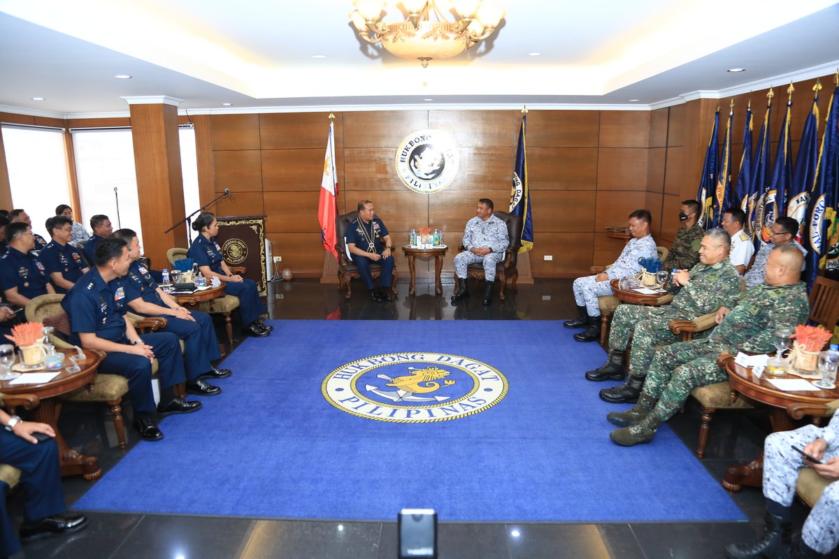 PhilAirForce's tweet photo. FIRST OFFICIAL VISIT OF THE CG, PAF TO THE PHILIPPINE NAVY
READ MORE
https://t.co/sYNdJSAJg3
#AcceleratewithExcellence
#GuardiansofourPreciousSkies
#PAFyoucanTrust
#AFPyoucanTrust
#courtesycall
#PHNavy https://t.co/6NHyy4hqUx