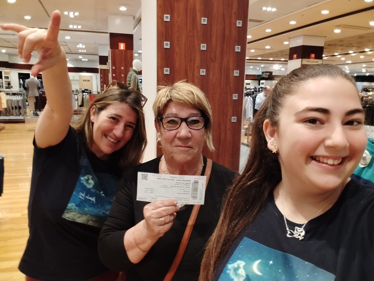 MerchytaSanzera's tweet photo. 😱😱 que aún no te he dicho que también nos vemos en #albacete @AlejandroSanz?!🤦🏼‍♀️
Pues si, allí también estaremos disfrutando de eso que sólo tú tienes. De todo lo que nos gusta
#ContandoLasHoras
#reencuentrosoñado
#fandesdesiempre 
#alejandrosanz @Abuela_sanzera @Soniasanzera_13 https://t.co/RPFjTnc74j
