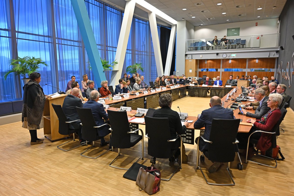 Vanavond installeren we onze nieuwe bestuursleden. Maandag namen we afscheid van ons Algemeen bestuur 2019-2023. 

Daarbij was een zeer bijzonder moment. Voor zijn jarenlange inzet ontving <a href="/WimZwanenburg/">Wim Zwanenburg</a> de Uniepenning van <a href="/joycesylvester/">Joyce Sylvester</a>.    
agv.nl/nieuws/2023/ma…