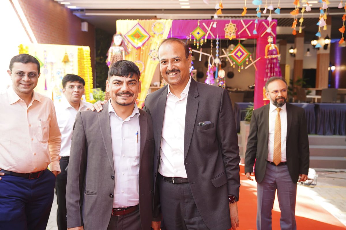 sibpl_gic's tweet photo. We are honored to receive a prestigious award from MR. #Tapan #Singhal MD &amp; CEO of #Bajaj #Allianz General #Insurance. at the recent launching #ceremony of Jai Ho - Race to glory Event,  At this time all the Senior Management gathered theirs. 
#Squareinsurance https://t.co/qzpIXvK31K