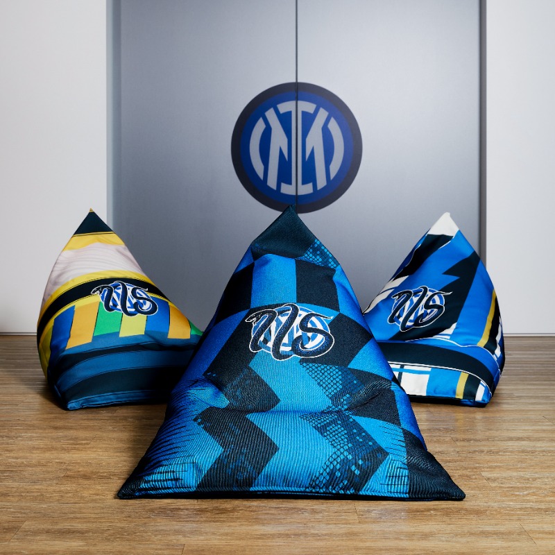 Inter_en's tweet photo. Today sees the start of the @eBay auction on the #Inter115 beanbag, created by Chateu d'ax, and the limited edition "Shirts of Inter" book 📓🔥
All proceeds will be donated to @UNICEF ⚫🔵