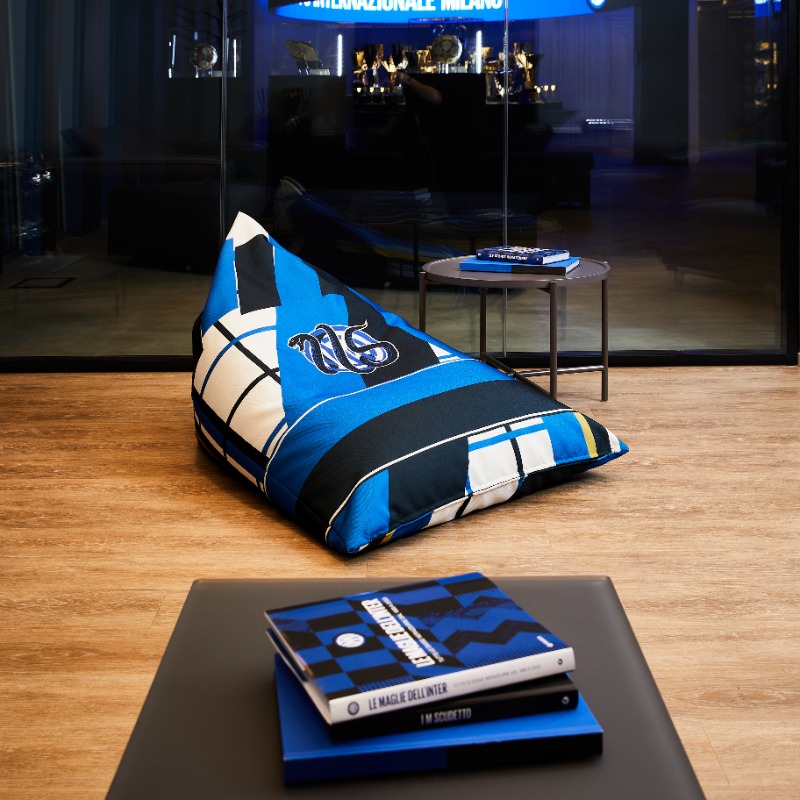 Inter_en's tweet photo. Today sees the start of the @eBay auction on the #Inter115 beanbag, created by Chateu d'ax, and the limited edition "Shirts of Inter" book 📓🔥
All proceeds will be donated to @UNICEF ⚫🔵