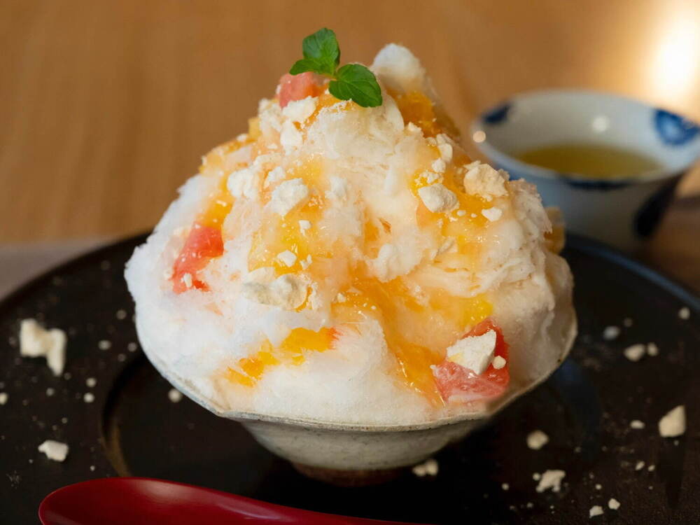 fashionpressnet's tweet photo. “ふわふわ”かき氷専門店「中町氷菓店」東京・代官山に、完熟苺シロップ＆信玄餅風ほうじ茶など - https://t.co/HNx4N5v9L0 https://t.co/zoS2VJKyGu