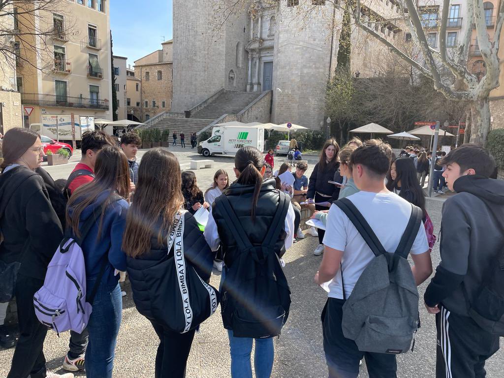 Matemàtiques a Girona! Avui els alumnes de #4teso han aplicat els seus coneixements de #mates a la ciutat de #girona , calculant amplades dels arcs a esglèsies, la superfície de les escales de la Catedral, l’amplada de la nau…. #bonsalvador #fempersonesfemescola Més fotos a IG!