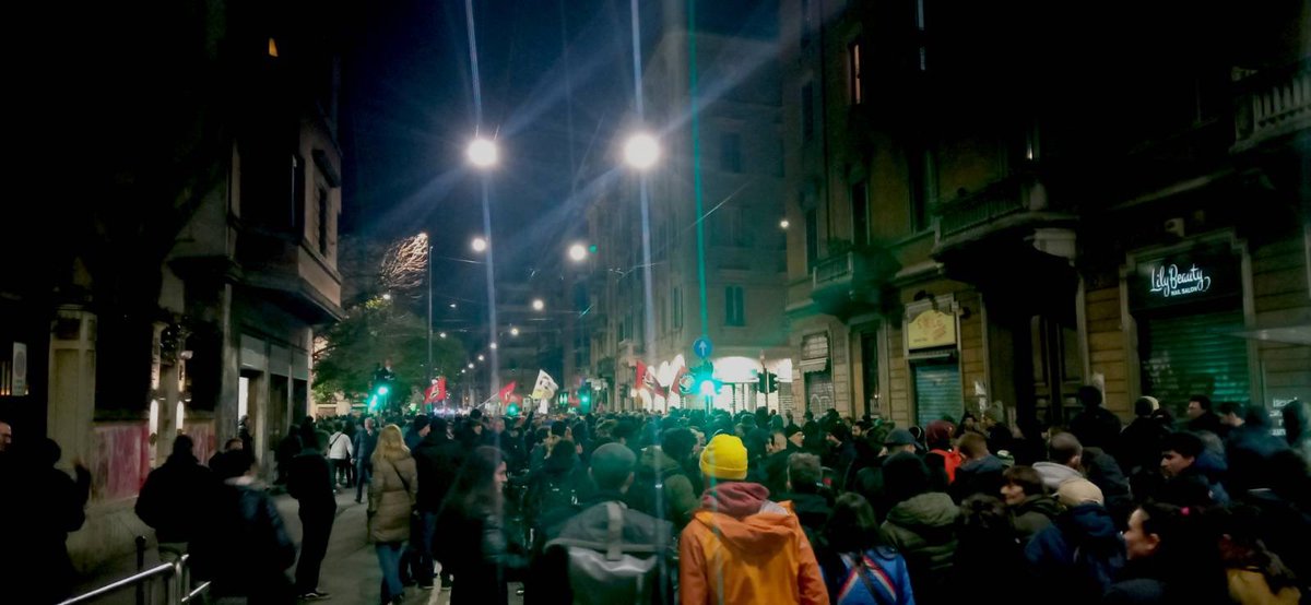 El 16 comenzó con la proyección del documental "Todavía arde por dentro" que relata la brutalidad policial que diero lugar al asesinato de Dax.

Al finalizar, más de 1000 personas iniciamos una marcha hacia donde Dax y sus compañeros tenían un Centro Social.
#DaxVive #Antifa