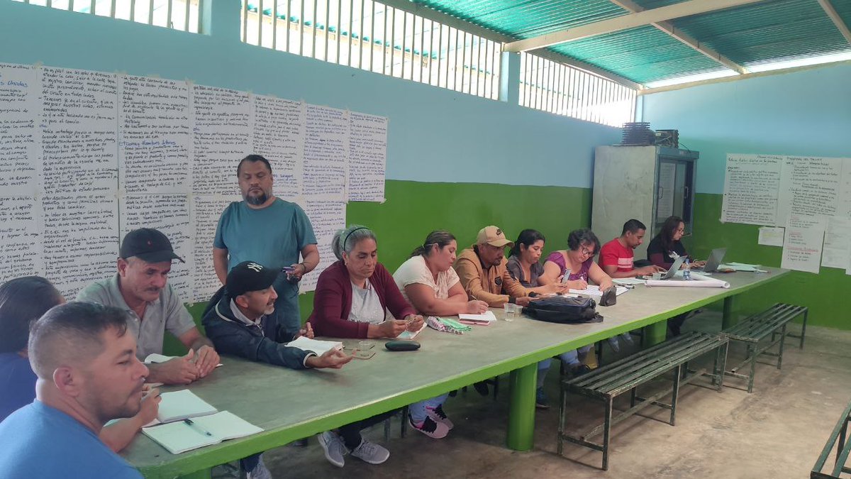 EscuelaFPP_'s tweet photo. 1/3|#EnFotos| En coordinación
con @ComunasVE_, la
@EscuelaFPP, llevó a cabo el
Taller de Análisis Colectivo de las
Prácticas y Registro Abierto del
Circuito Económico del Café, en la
comunidad de Villanueva, mcpio.
Morán, del Edo. Lara.
#ComuaOnada
#PoderPopularEnFormación https://t.co/WtWVrjmNIL