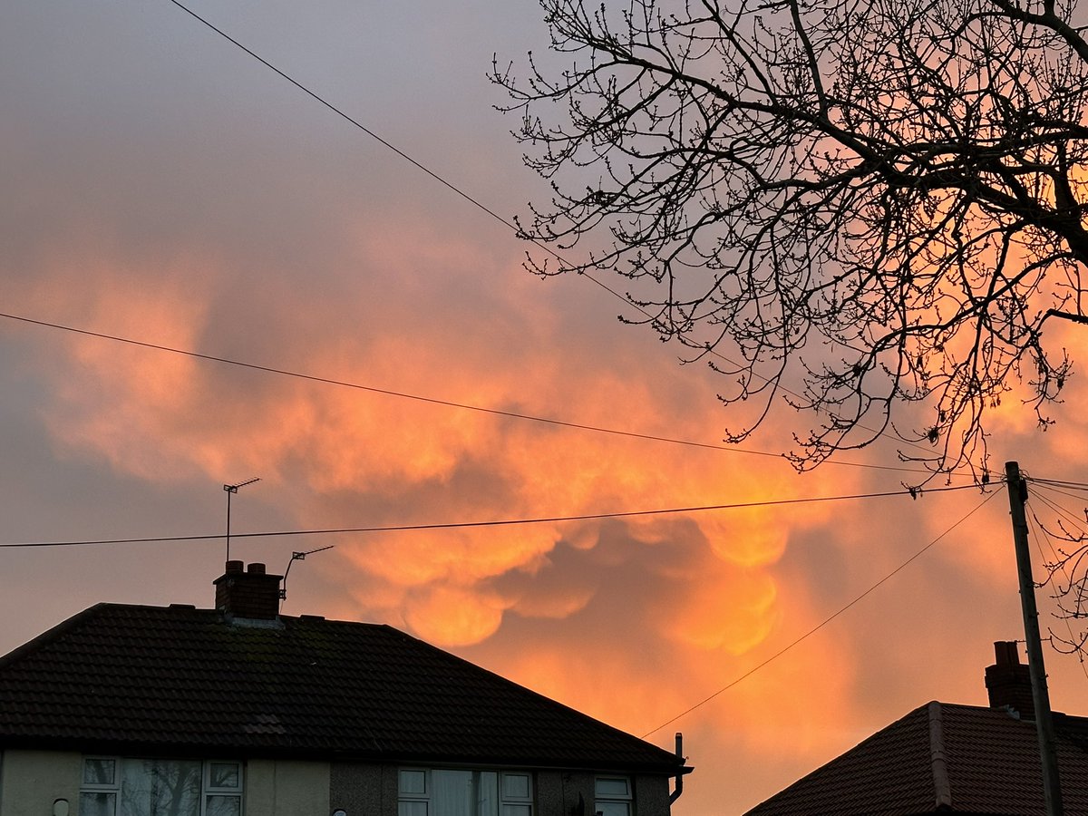 bugbabe1976's tweet photo. @itvcalendar  sun catching the clouds this morning in Bradford https://t.co/0e6dtp0r5c