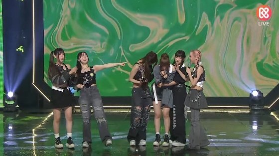 justnmixx's tweet photo. Sullyoon and Bae really contained their selves during encore and didn't cry to deliver their lines very well but after the encore they couldn't stop crying, and the members were teasing them 😭❤���

#NMIXX1stWin
#LoveMeLikeThis1stWin https://t.co/hzzjdakg07