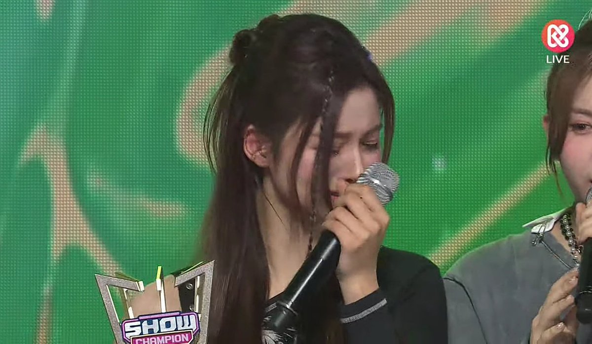 justnmixx's tweet photo. Sullyoon and Bae really contained their selves during encore and didn't cry to deliver their lines very well but after the encore they couldn't stop crying, and the members were teasing them 😭❤���

#NMIXX1stWin
#LoveMeLikeThis1stWin https://t.co/hzzjdakg07