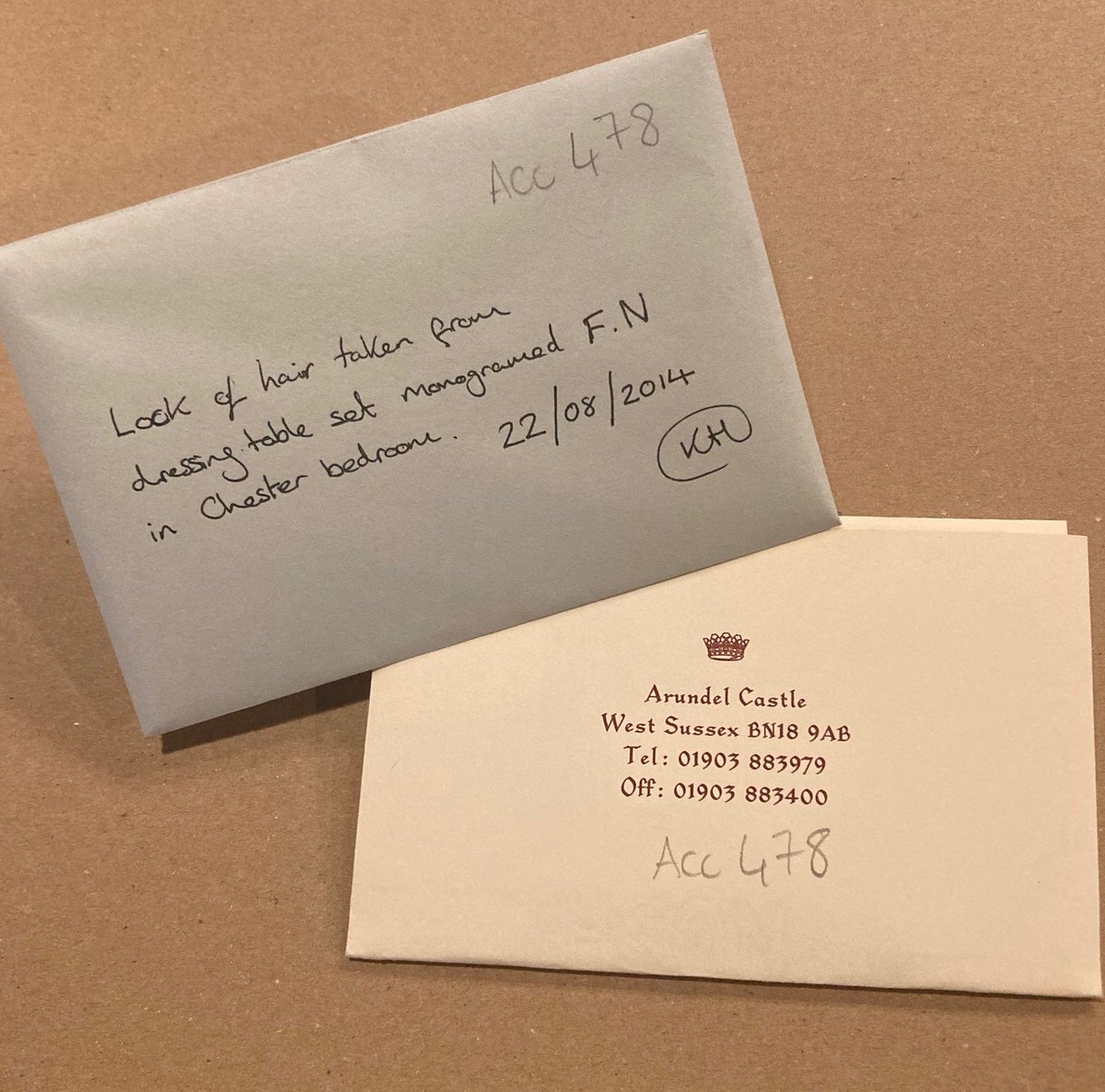 ArundelCArchive's tweet photo. Day 19 of @ARAScot #Archive30
One of the more #UnusualItems we hold here in the archive is this lock of hair, presumed to once belong to Duchess Flora, the first wife of the 15th Duke. It was found in 2014 hiding in a monogramed dressing table set in one of the castle bedrooms. https://t.co/jKzt3I2lVR
