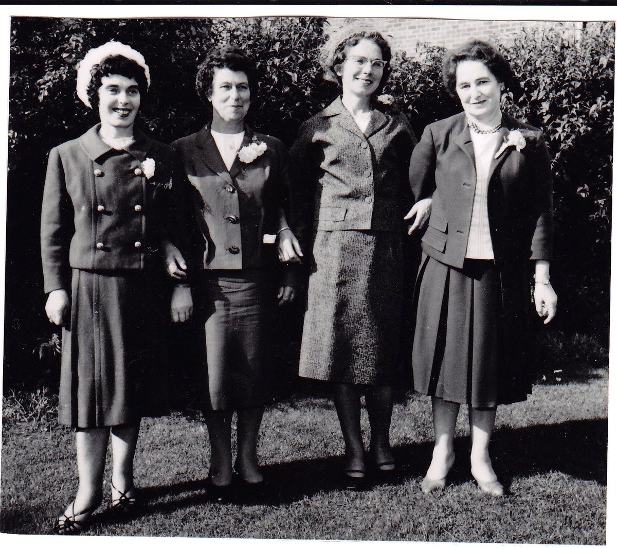 BMDnotices's tweet photo. Four of my father's sisters.  The fifth one, Sheila, is on  https://t.co/VZ2a06BiJQ
Three of the siblings lived in #england https://t.co/lo0WQiBjgF