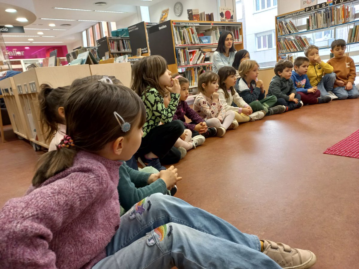 I5 hem tornat a la biblioteca Vila de Gràcia com fem cada any. Temps per gaudir amb els llibres en aquest espai del barri.
#NouPatufet #bbcnViladeGràcia @BibliotequesBCN
