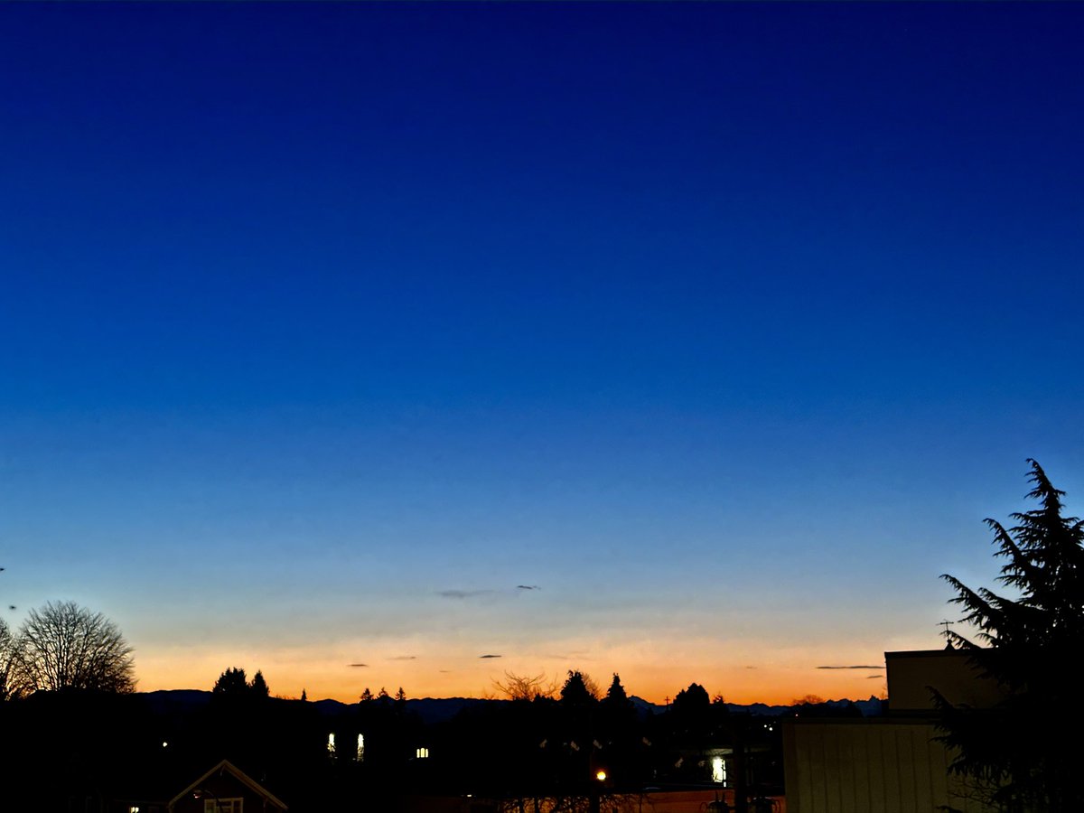 CawkerKenn's tweet photo. Good morning from New Westminster where we see that delicious glow that @CBCGloria  alluded to earlier. @_LaurenceWatt @amybp76 @CBCStephenQuinn https://t.co/CezA61menE