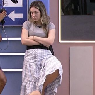 centralreality's tweet photo. Larissa falando que nesse paredão tem que ir Amanda + uma delas do deserto contra alguém do outro grupo, falou que é arriscado mas é a melhor jogada. #BBB23 https://t.co/zogcGObCxK