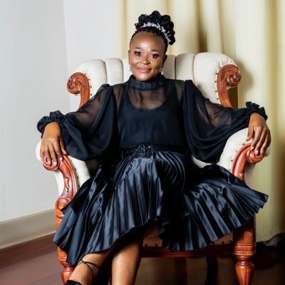 misumuzi_4's tweet photo. If you want to be offensive and irritate them 😂

In her support just Retweet and Like Adv Mkhwebane relaxed https://t.co/JdVnHFmfZx