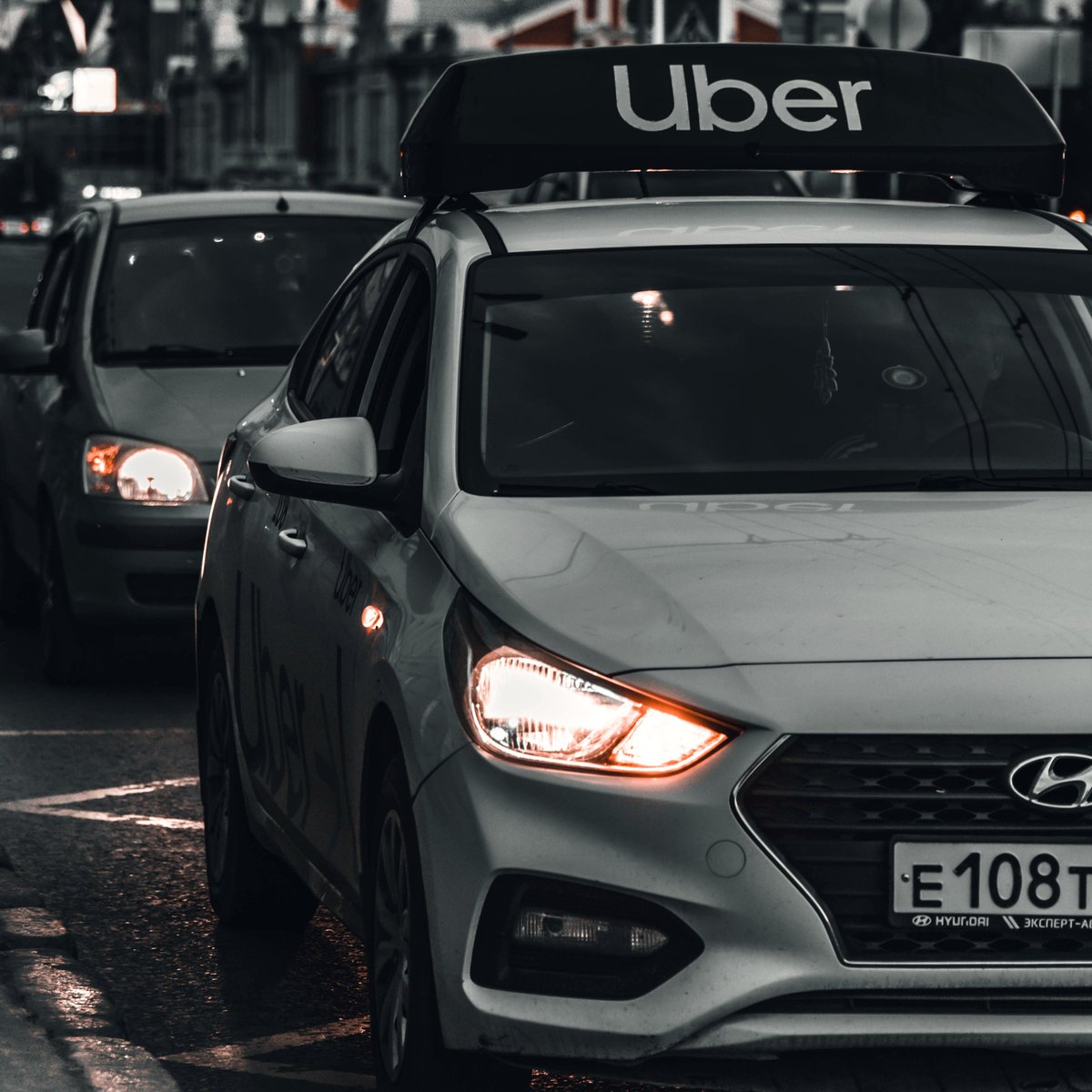 #DilemaUber Un estudio encargado por UBER y Lyft encontró que la utilización de estos sistemas aumentó la cantidad de millas recorridas entre 2% - 13% en 6 ciudades de EEUU. En Nueva York, el 50% de las millas recorridas se van sólo buscando pasajeros ➡️ bit.ly/3nt1YgL