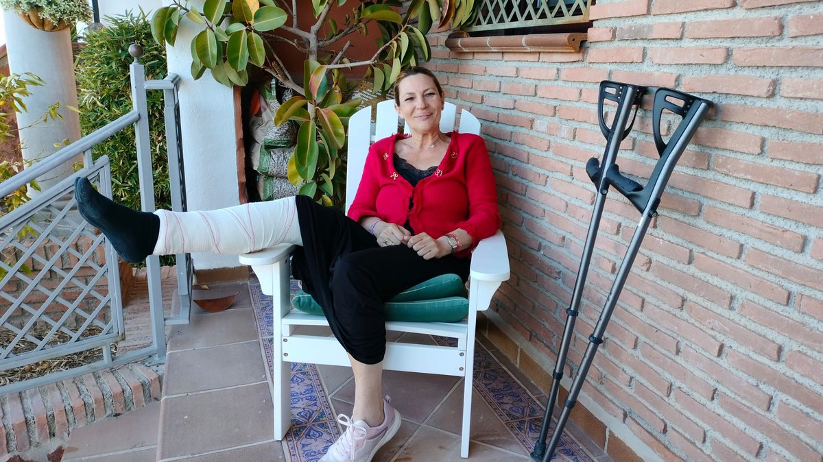 ConchaInsua's tweet image. 🤕 Ayer sufrí una desafortunada caída durante mi visita al Estadio de la Juventud y me he fracturado la meseta tibial.

💪 Este percance no va a frenar la gran ilusión que tengo por mejorar nuestra #Granada.

Muchas gracias a los profesionales del @hospital_hvn por su ayuda. 🙏🏻❤️