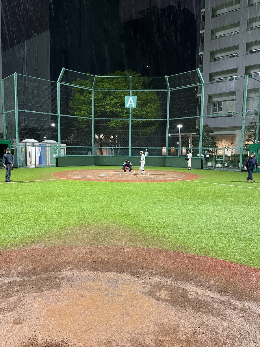 K_Sakanashi's tweet photo. 球春到来！
りじちょーの始球式やったで\(//∇//)\
引っ掛けてしまったので、140kmくらいしか出てなかったかなぁ（ﾊﾅﾎｼﾞ
#UBBL
#慶早戦
#野球の上手い不動産屋さんたち
#体育会野球部OBとかいるしね https://t.co/IYaHHUdyfa