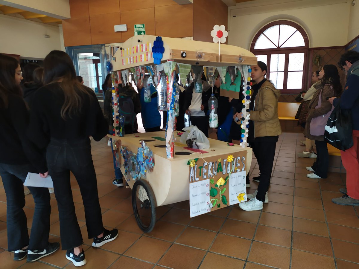 vic_mediambient's tweet photo. La campanya Va de plàstic surt al Mercat 🍓🥦de Vic
De l'escola @FEDACVic han decorat el carro🔝 i preparat enquestes a comerços i ciutadania ✖️ coneixements sobre l'ús dels plàstics i com reduir-los💬🥤🥄
Dijous al matí tornem al carrer👀🏘️
#APrenentatgeServei #Confint #Tutries https://t.co/FGvmukCgxh