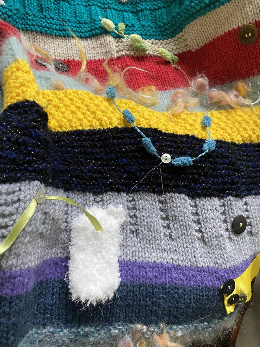 AmeliaAber's tweet photo. Gwnïo pethe bach ar y 'fiddle blanket' ....enw Cymraeg ogydd?? 🤔/ Sewing 'fiddles' on to the fiddle blanket ...therapeutic #maegwauynhelpu #knittinghelps 🧶🧶 https://t.co/KChHC4oFZO