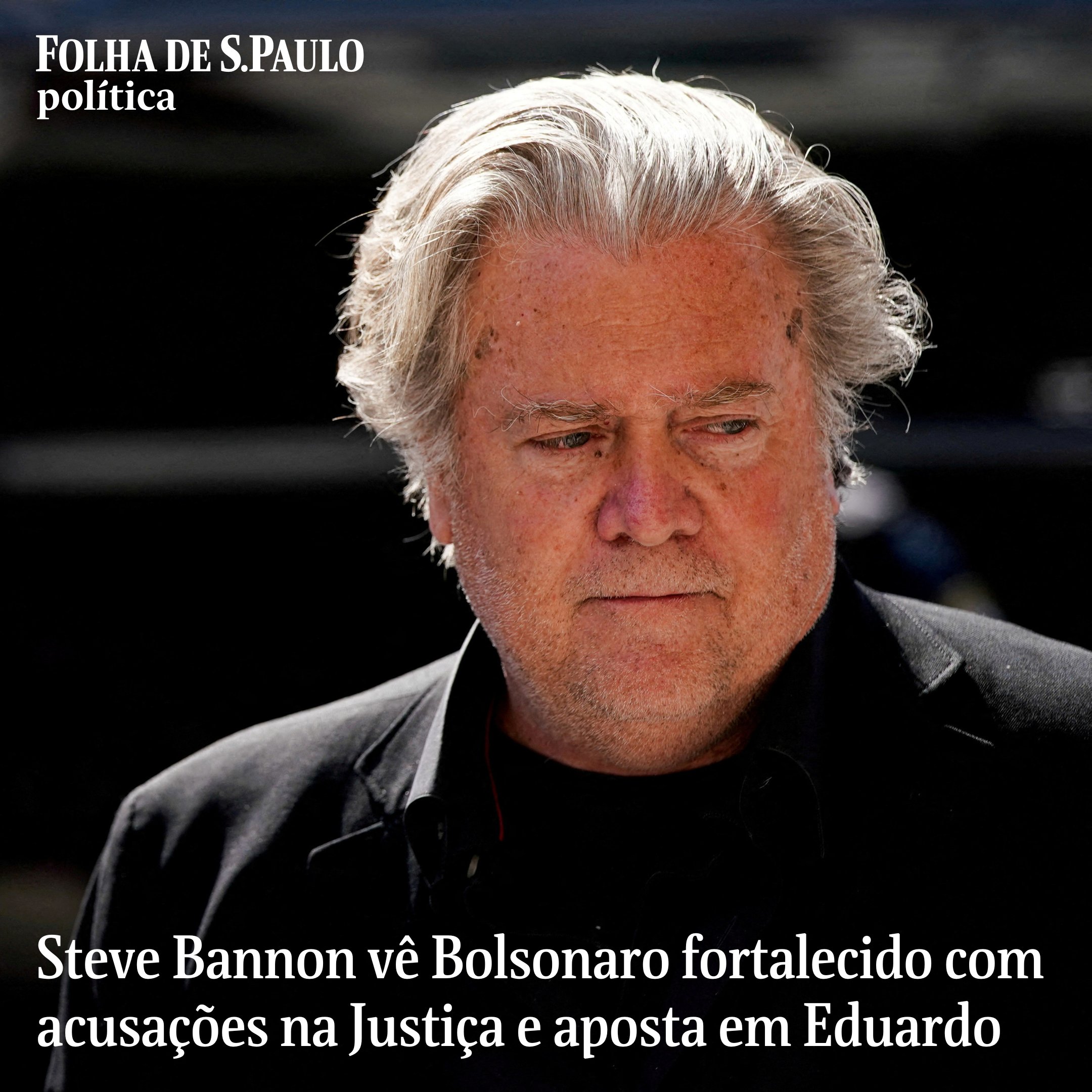 Fotografia colorida é retrato de Steve Bannon. Ele é um homem branco, de cabelos e barba por fazer brancos. Veste camiseta e casaco preto. Sobre  a imagem há o texto: "Steve Bannon vê Bolsonaro fortalecido com acusações na Justiça e aposta em Eduardo"