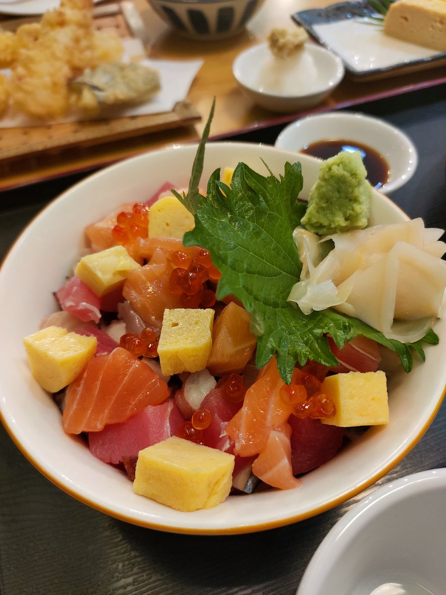 vanilasauce's tweet photo. ขอรีวิวร้านโซบะอุด้งย่านสีลมหน่อยร้านชื่อSunami handmade Soba&amp;Udon เราแนะนำเส้นโซบะซุปเป็ดคืออร่อย หอมกลิ่นส้มยูซุ ซดร้อนๆคือปาทับใจสุด อุด้งเย็นกินคู่กับเทมปุระก็เริ่ดอร่อยกรุบ ลงตัว คุณลุงยืนนวดเส้นอยู่กระจกหน้าร้านเลยโบกมือทักทายได้💖💖
#หาของอร่อยกิน #รีวิว #รีวิวร้านอาหาร https://t.co/0Mgi9hNZ86