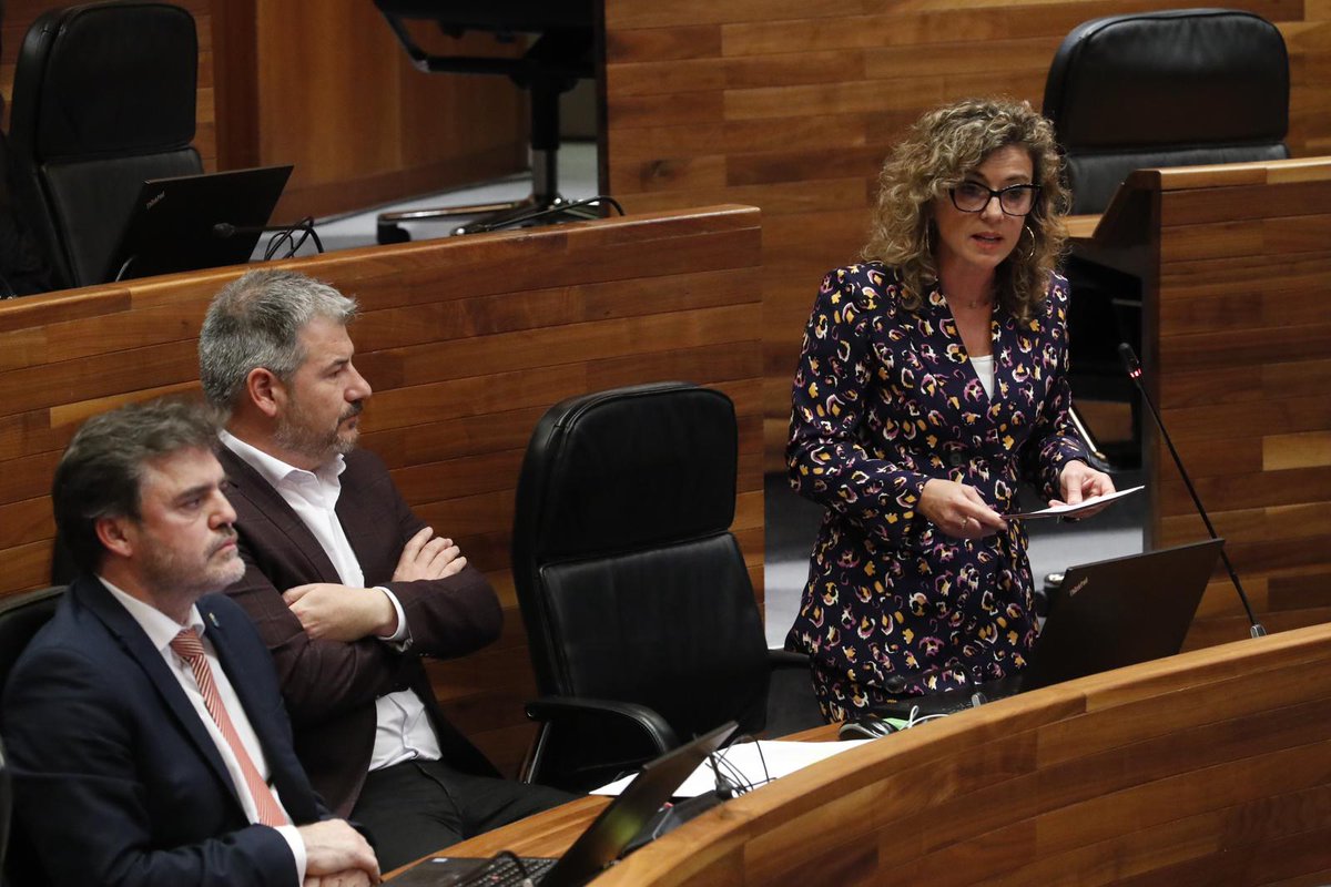 🏦¡Última pregunta al presidente de la legislatura!

🍊<a href="/SusanaFalvarez/">Susana Fernández</a>  instó a Barbón a cambiar la mentalidad de región subsidiada.

🗣️"Asturias tiene talento para ser una región competitiva, pero no lo será  mientras los jóvenes se sigan yendo y no quieran volver"

🔽Resumen🔽