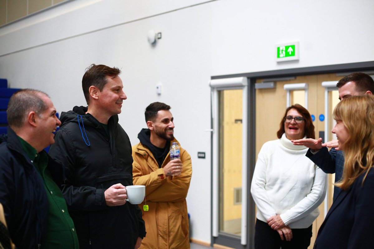 PutteridgeHSch's tweet photo. Our delegation from Brazil has arrived safely to a "warm" welcome at Putteridge High School. Luton may be a few degrees cooler than what they are used to this morning but we hope they thoroughly enjoy their day and discussions on technology for learning. @ConexiaEducacao https://t.co/PKNcoUVVfb
