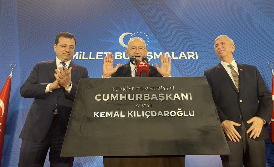 kemeroglu_ctn's tweet photo. Kılıçdaroğlu kifayetsiz olduğu için yanına ekrem'le mansur'u eklemişler.

Üçü bir reis etmez. https://t.co/LfCOe9J8Z6