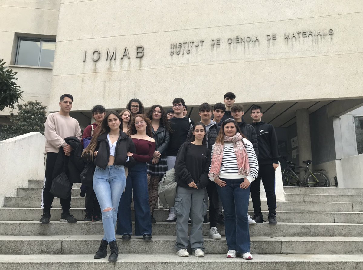 icmabCSIC's tweet photo. Ahir vam tenir alumnes de 1r de BTX de l’Escola Immaculada Concepció (BCN) a fer l’escape virtual dels #Matheroes i a visitar alguns dels nostres labs. Gràcies per venir! #Escolab @BCNCiencia https://t.co/maMbZm0h27
