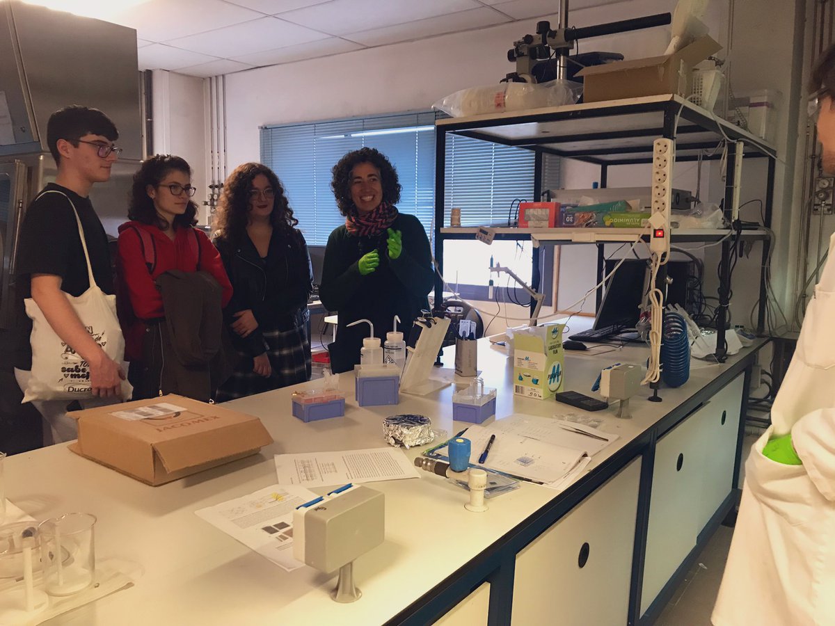 icmabCSIC's tweet photo. Ahir vam tenir alumnes de 1r de BTX de l’Escola Immaculada Concepció (BCN) a fer l’escape virtual dels #Matheroes i a visitar alguns dels nostres labs. Gràcies per venir! #Escolab @BCNCiencia https://t.co/maMbZm0h27