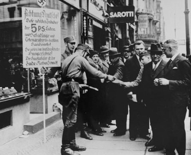 3. 
Neben Kaufhäusern galten den Nazis sogenannte Einheitspreisgeschäfte als Feinde des bodenständigen Einzelhandels. Der „5 PS-Laden“ gehörte dazu. Wegen seiner prominenten Lage wurde das Geschäft am 1. April 1933 mehrfach fotografiert und gefilmt.