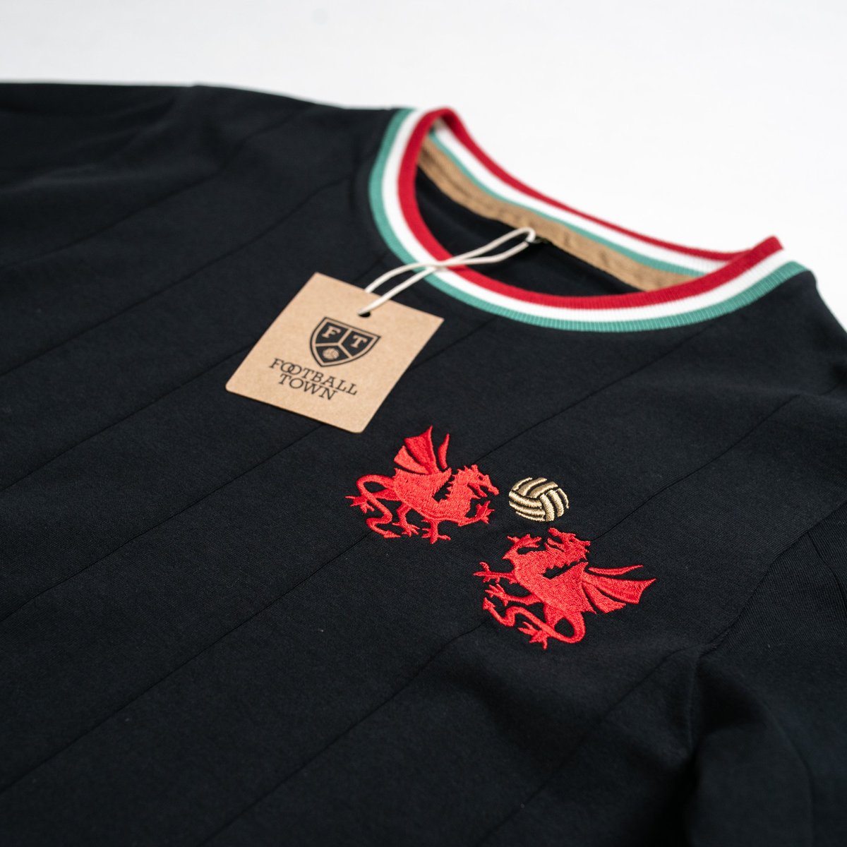 fearlessidzine's tweet photo. 𝐁𝐀𝐂𝐊 𝐈𝐍 𝐁𝐋𝐀𝐂𝐊🐉

We've collaborated with @FootballTownOK on this stunning #WxmAFC inspired shirt.

Subtle nod to the Red Dragons &amp; 🏴󠁧󠁢󠁷󠁬󠁳󠁿 colours on the trim!

1 is up for grabs! Simply 

1⃣ Retweet
2⃣ Follow us &amp; FT

Or order here 👇 Only 50 made.

https://t.co/VHpXd583Pa https://t.co/5ZcmXLQSnG