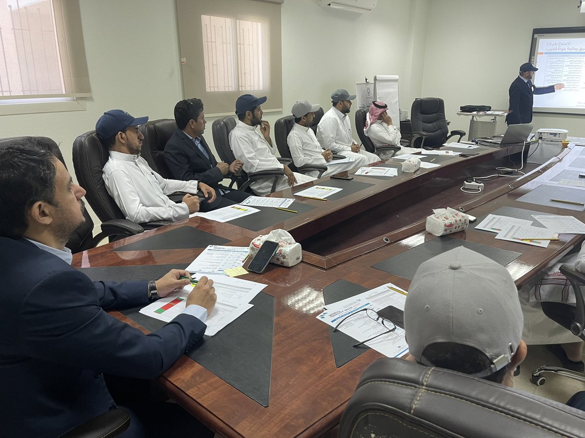 tvtc_g_almithnb's tweet photo. سعادة عميد الكلية يرأس إجتماع لجان جودة التدريب، حيث تم استعراض المعايير ومتابعة تحقيقها من خلال جميع مستويات الممارسة والتي تشمل الوجود والتطبيق والفاعلية. 
وقد أكد عميد الكلية على أهمية تحقيق جودة التدريب كون ذلك يساهم في رفع كفاءة العمل وتحقيق مخرجات متميزة
#التدريب_التقنى https://t.co/rVNGqFnX0L