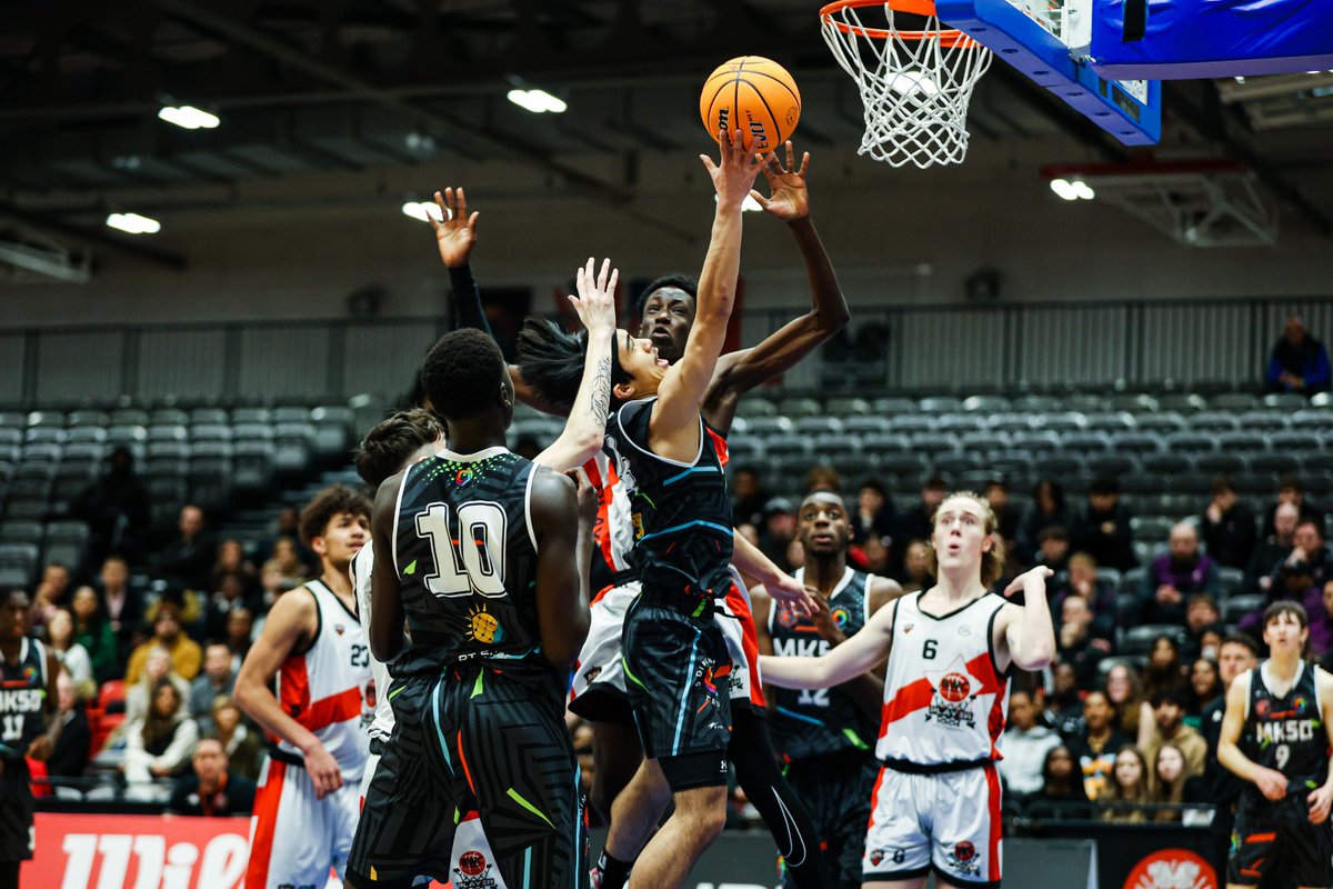 📸 Shenley Brook End have started strongly!

📺 bit.ly/3lLRY1Q
📊bit.ly/3zeqzbF

#GameTime