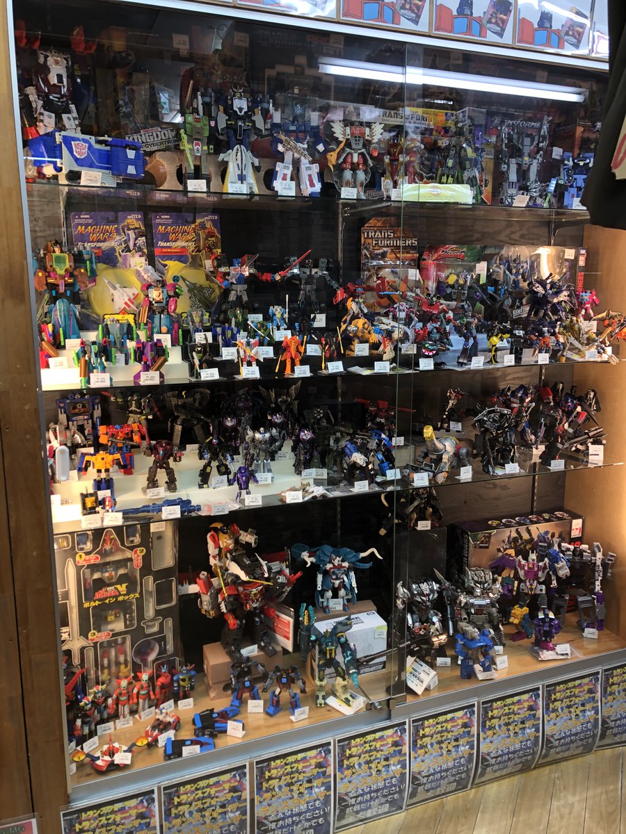 これが、復帰してからの今のトランスフォーマーのショーケースだよ
モールダイブやPOTPオボミナス、ルイネーションとかもいるよ
ぜひ見てって 