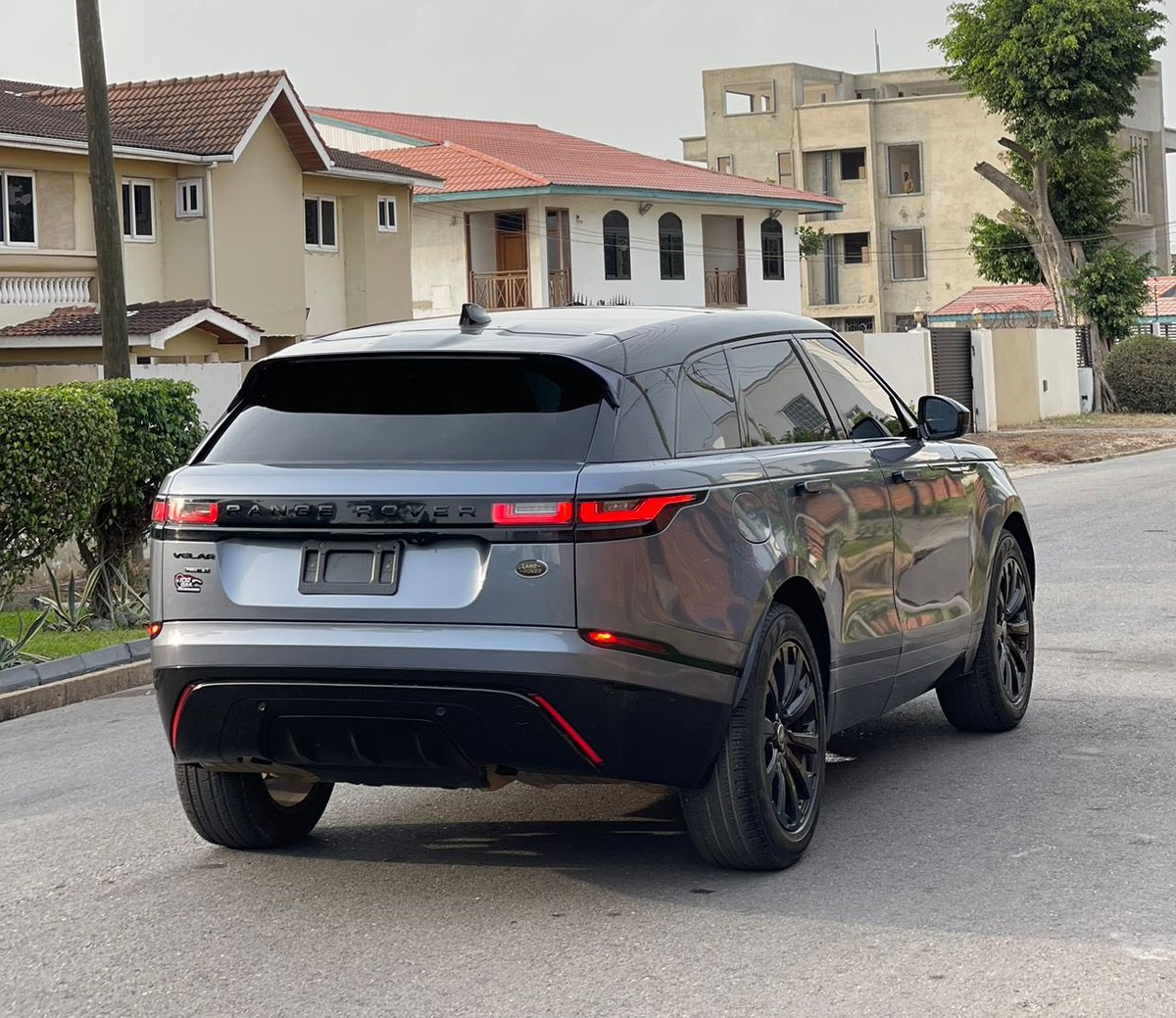 FrankDoe101's tweet photo. 2020 Range Rover Velar P250 
R Dynamic 
2.0T engine 
23k miles 
Keyless entry &amp; start 
Touchscreen infotainment system 
Apple CarPlay 
Panoramic roof
Heads up display 
Fully loaded 

Price - $68k p3 😁
Pls rt 😉

#YourCarGuy 🚘🕺🏽 https://t.co/JWPusnxaff