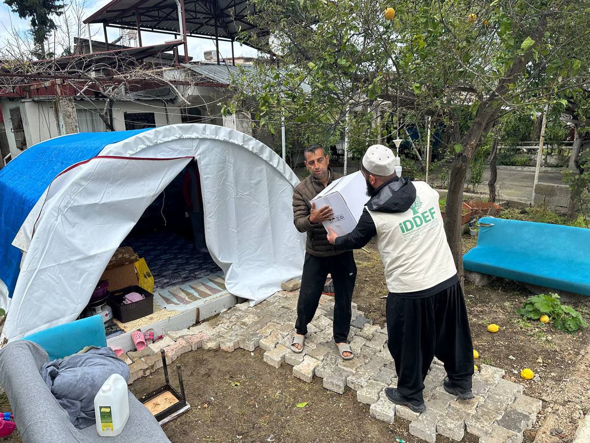mhmturg's tweet photo. #Hatay'daki dağıtımlarımızı ara vermeden sürdürüyor, deprem mağduru vatandaşlarımızı yalnız bırakmıyoruz.

#İyilikSeninle ❤️
🌐 https://t.co/MJV2Yby5l1 https://t.co/UprLREn0HP
