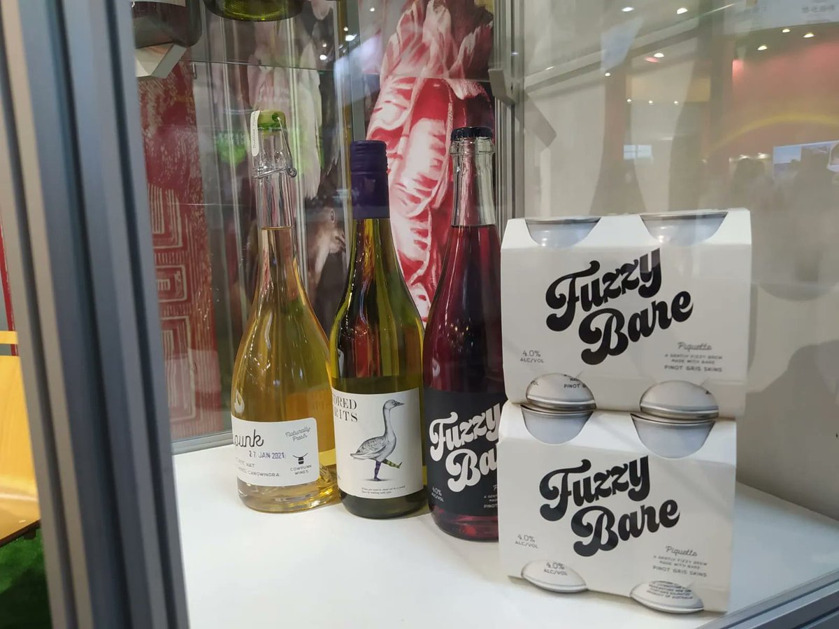 Prowein tiene lugar en Düsseldorf, ciudad alemana, donde obviamente, llueve mucho... Eso no impide que la gente coma al aire libre...
También pudimos ver novedades como: vino en latas, botellas cerradas con chapa... ¿Vosotros compraríais vinos así?