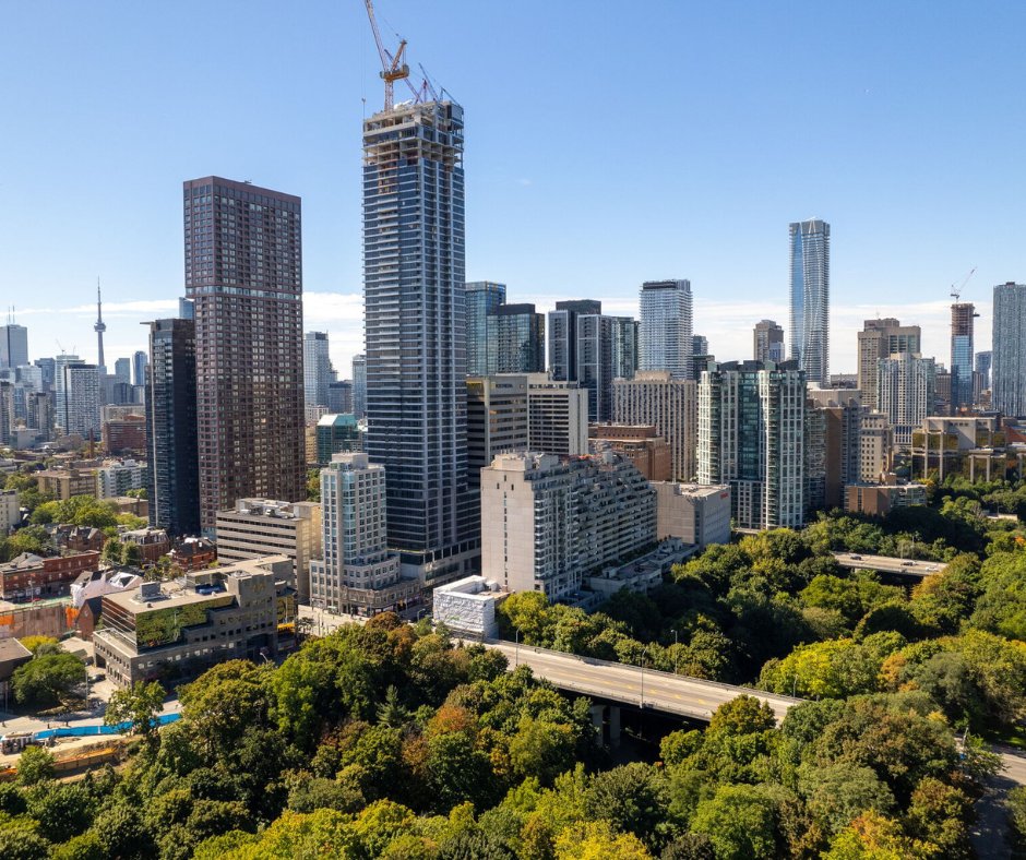 MichaelCampea's tweet photo. Invest in real estate. 

・Canada's projected yearly immigration numbers: ~425,000 ppl
・Toronto's projected yearly immigration numbers: ~150,000 ppl
・Yearly new housing production in Toronto: ~35,000 homes

We can't build th... https://t.co/Ooeqe6cvxV https://t.co/U3Lvmah3Tg