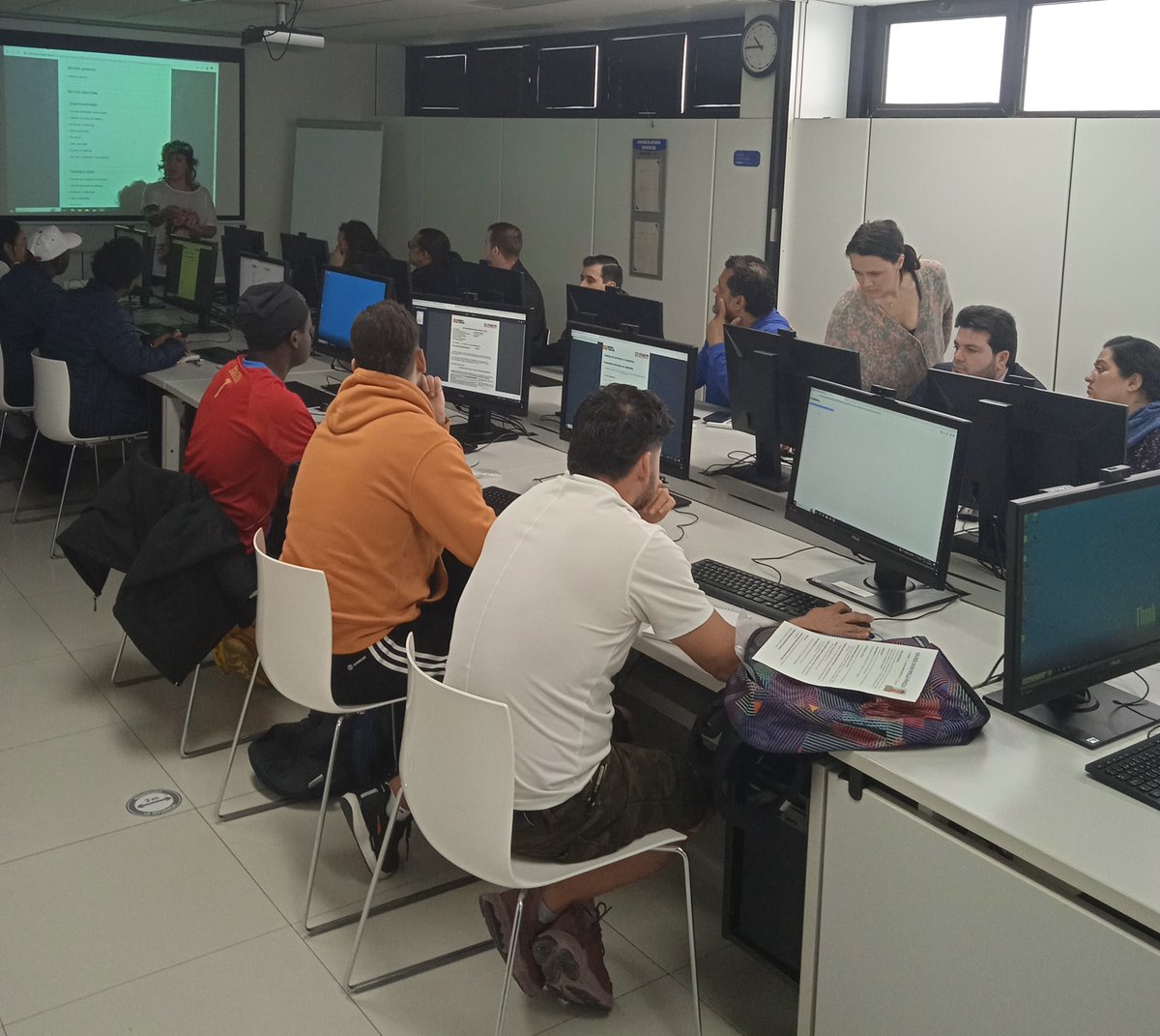 Accem_ong's tweet photo. Personas con dificultades de inserción en el mercado de trabajo y solicitantes de protección internacional a las que atendemos en #Aragón participaron en un taller de búsqueda activa de empleo, en el que aprendieron a usar la oficina electrónica del INAEM.  #AccemARIADNA y #PIMEI https://t.co/DjCcWg7w5E