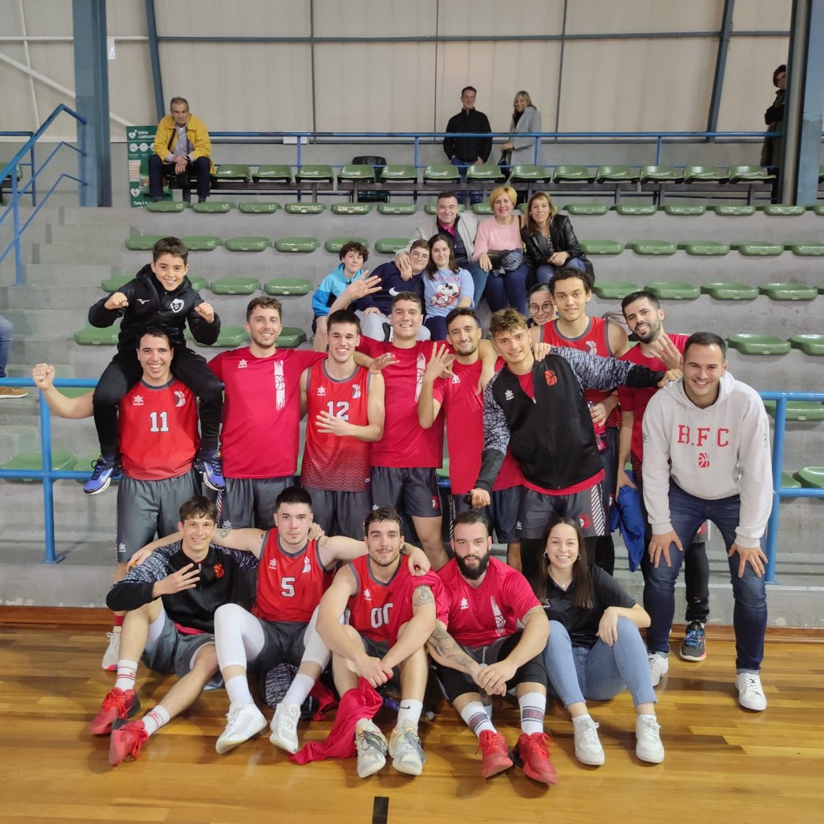 BFemeniCornella's tweet photo. 🏀 Sènior B masculí 69 - 61 SE Casal Vilafranca 🔴

Seguim en "la pomada" i ja van "4 in a row", mes de març amb ple de victòries. Partit de tràmit abans de setmana santa, toca seguir treballant per encarar amb l'últim tram de la temporada. Seguim!
#TotAlVermell #RedPower #somBFC https://t.co/W93OZfsY8a