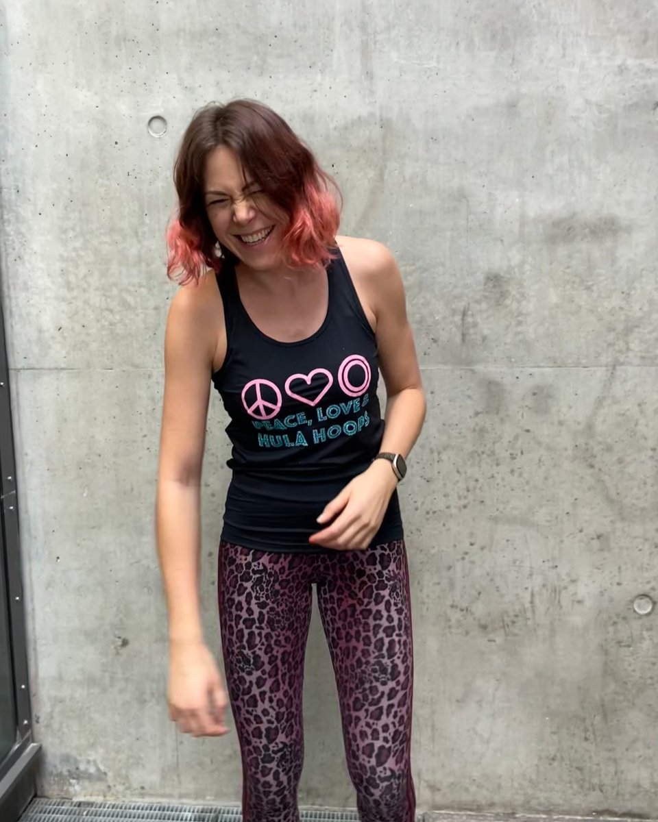 HulaFit's tweet photo. The shot ➡️ the giggle

Peace, love, and hula hoops - what more could anyone ask for?! 😍

Find this cute top and all HulaFit merch via the link in our bio! 🙌

#HulaHoopOutfit #HulaHoopFitness #FlowClothing https://t.co/XZbDY5N7G0