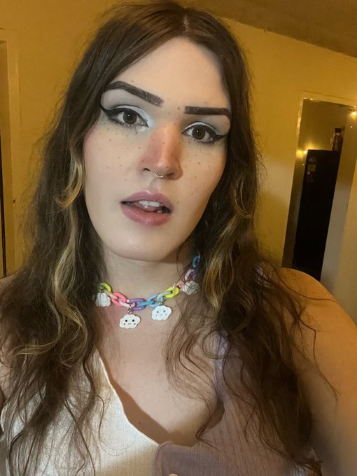 I know it&rsquo;s nearly the same pic but I really like it so I&rsquo;m uploading it 😤💕💕 https://t.co/HKawjnW54g